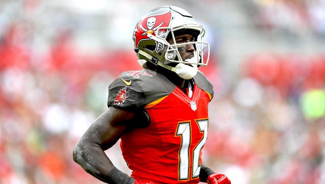 NFL DFS Lineup Picks for FanDuel, DraftKings - Eagles vs. Buccaneers MNF  Showdown